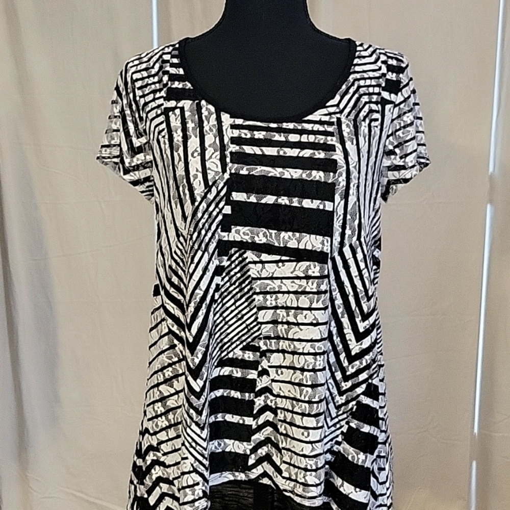 Chico's Black White 2-Layer Lace Tunic Top Cap Sleeve Geometric Sz 0 S - Picture 2 of 7